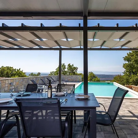 Luxurious In בית נופש